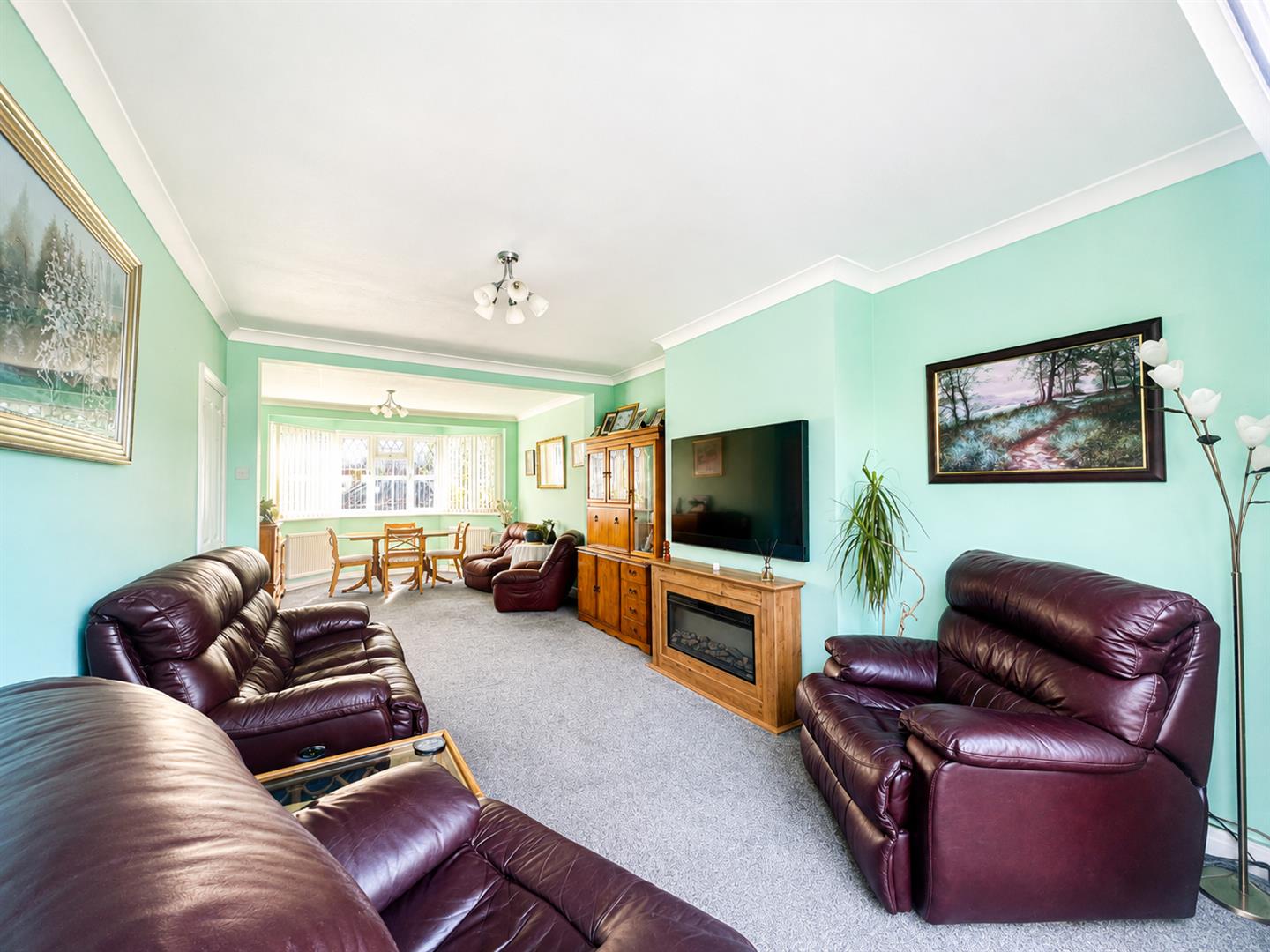 4 bed property in Mead Crescent, Sutton
